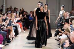 Naomi Campbell closing Azzedine Alaia Haute Couture Fall Finter 2017 show