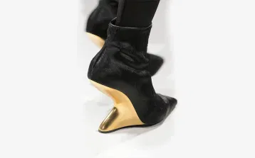 The sculpture heel